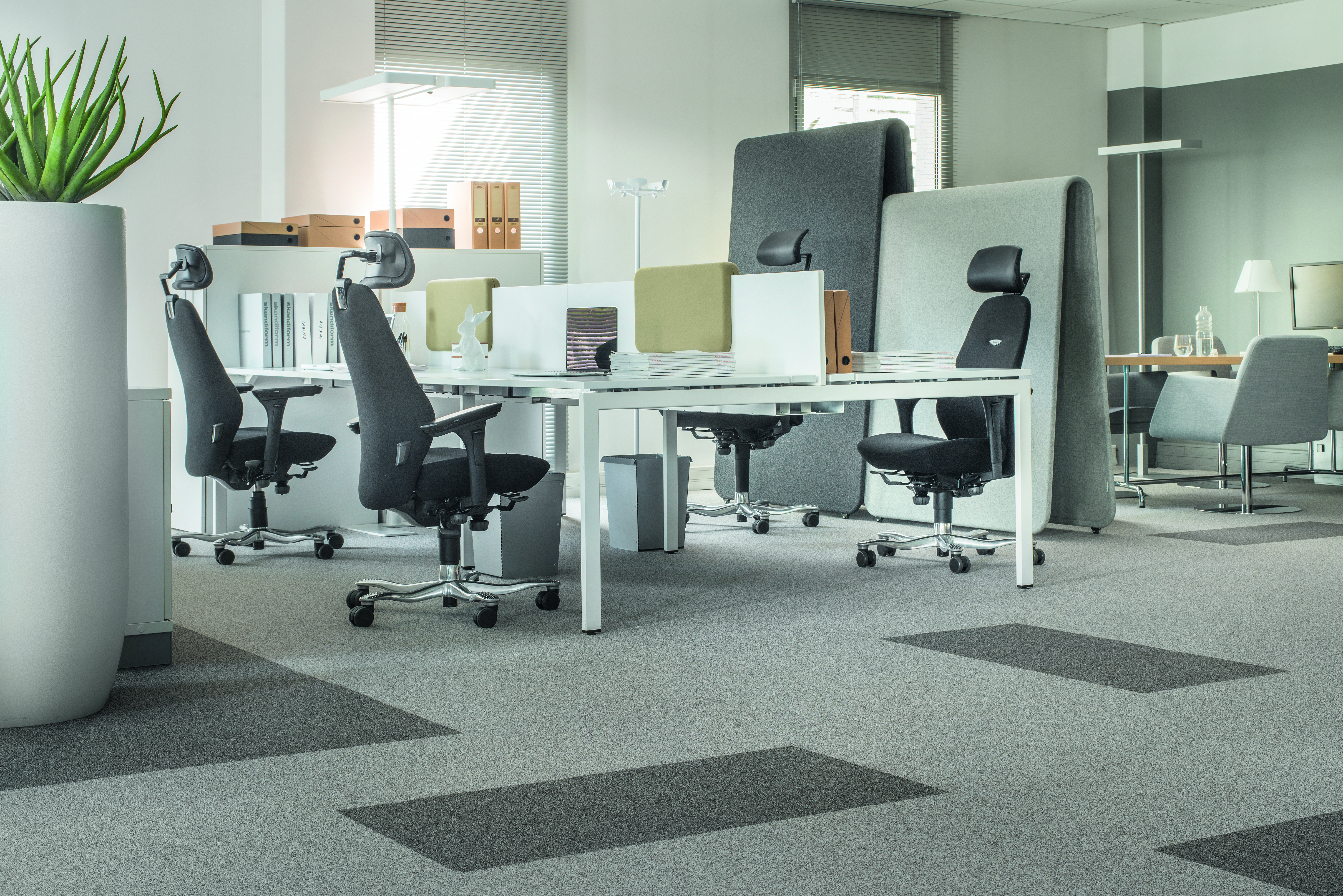 L480 är en textilplatta specialdesignad för arbetsytor, den ger en touch av dämpad elegans till ditt kontor