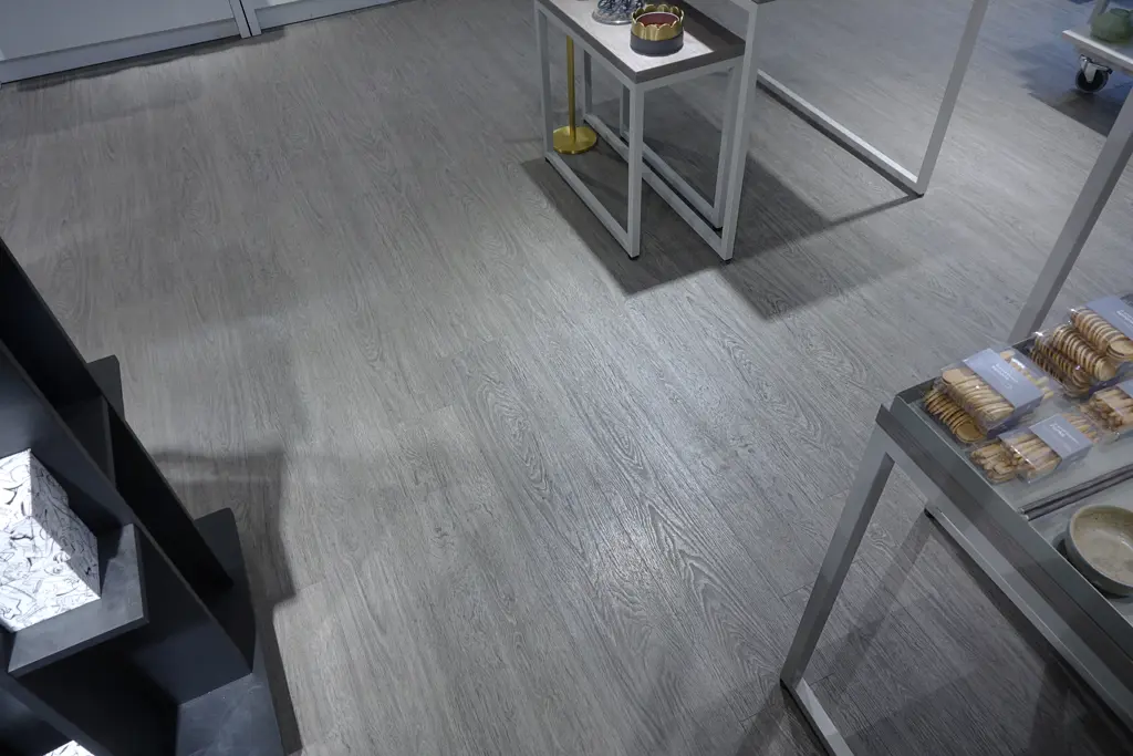 VinylPublic - Devon Oak - hållbart och slitstarkt LVT golv