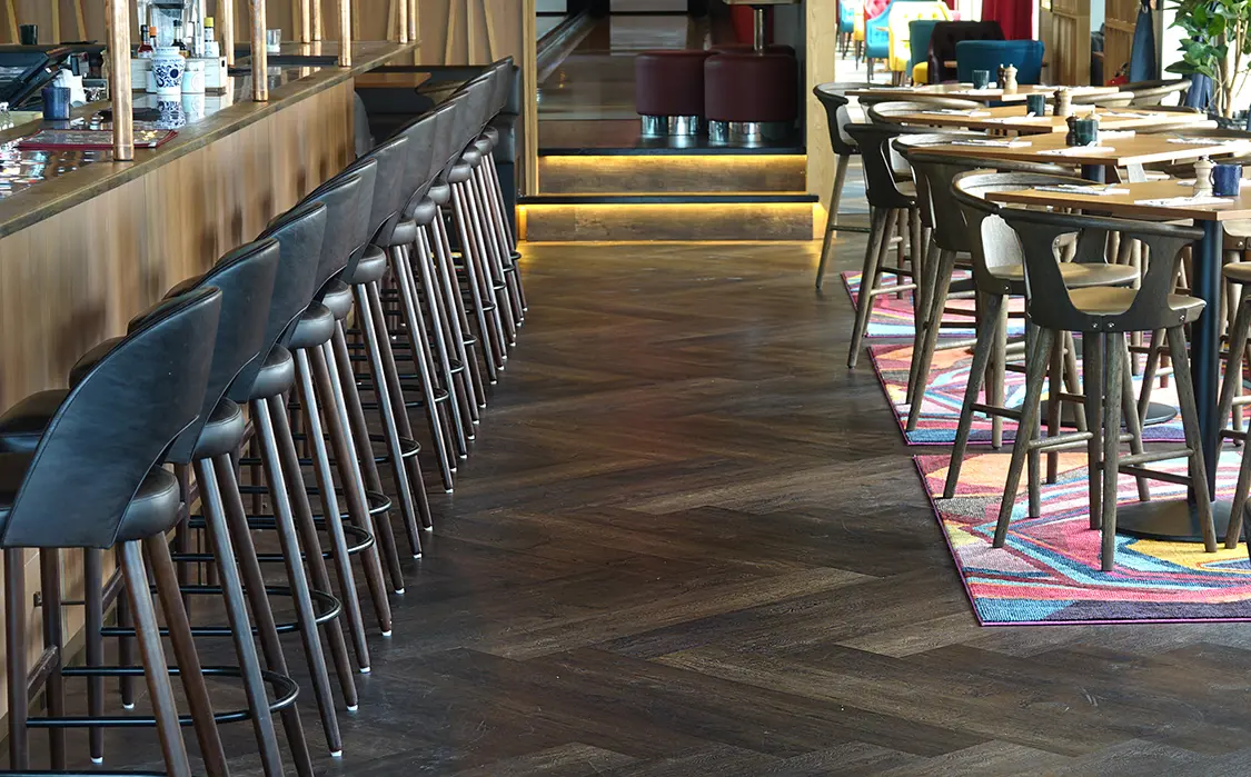 VinylPublic Fiskben - Rustic Tally Oak Herringbone - hållbart och slitstarkt LVT golv