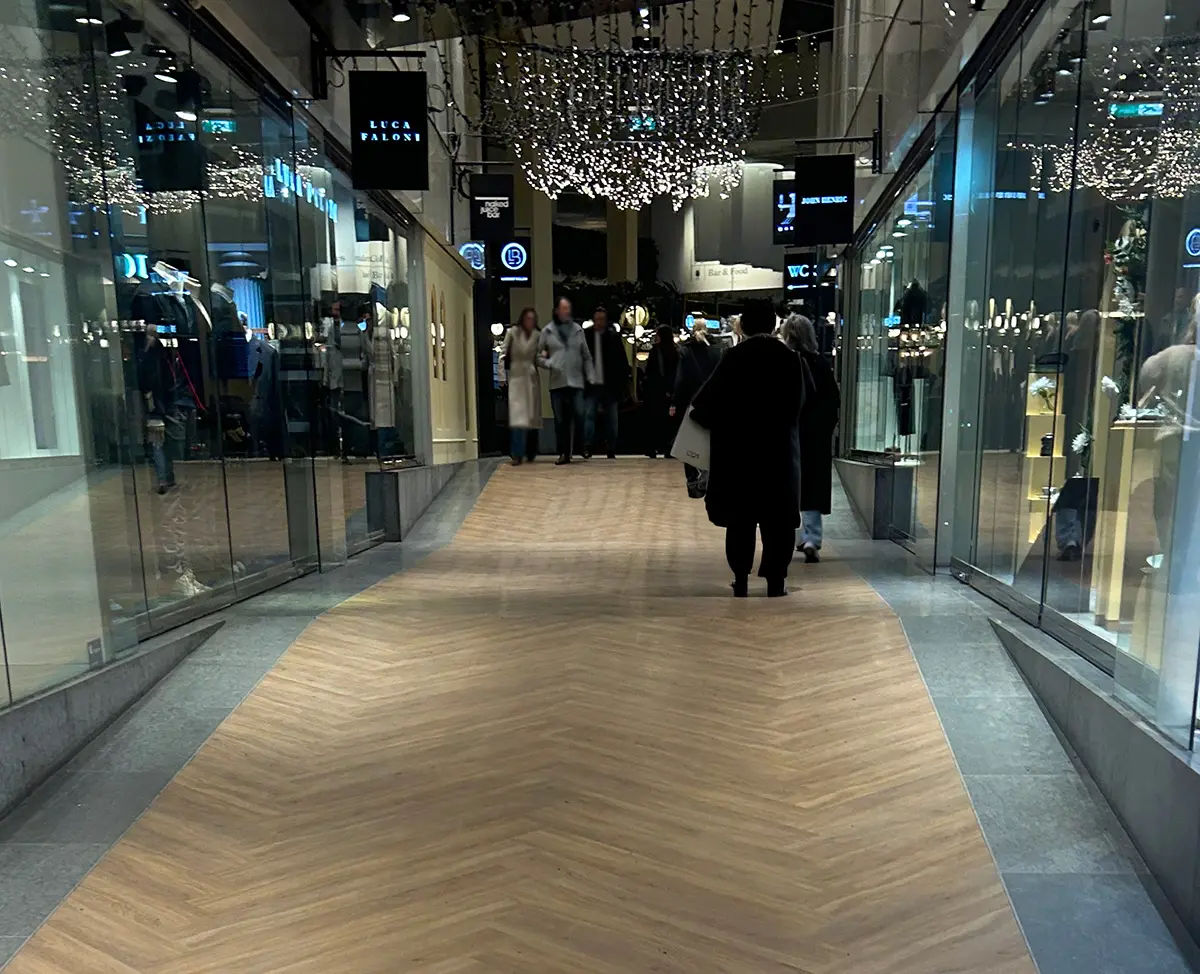 VinylPublic Fiskben - Antique Oak Herrinbone - hållbart och slitstarkt LVT golv
