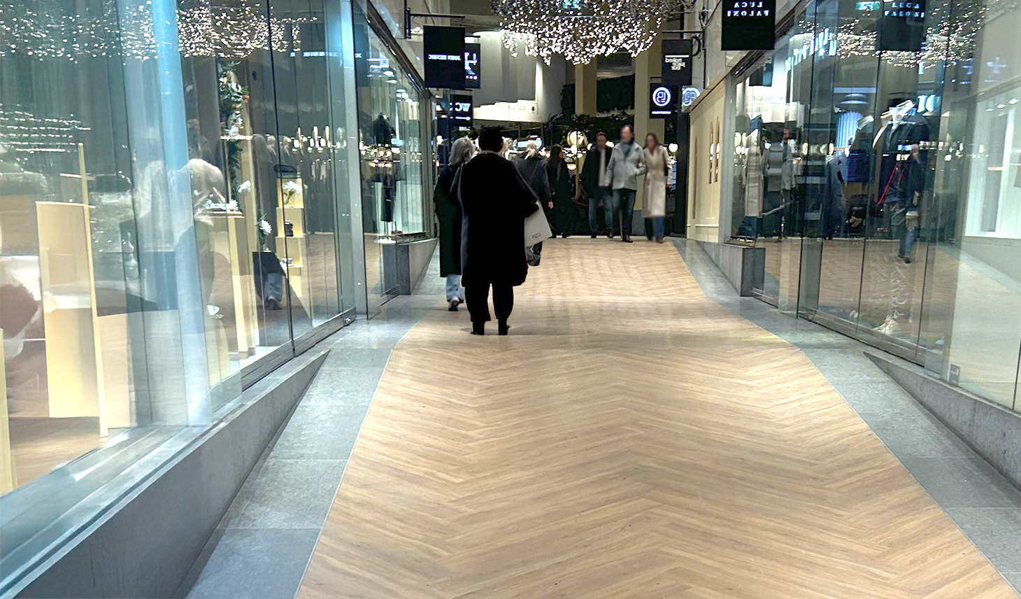 FuturaPublic - biobaserade och PVC-fria Luxury Tile från Ide Flooring – hållbart miljögolv för offentlig miljö