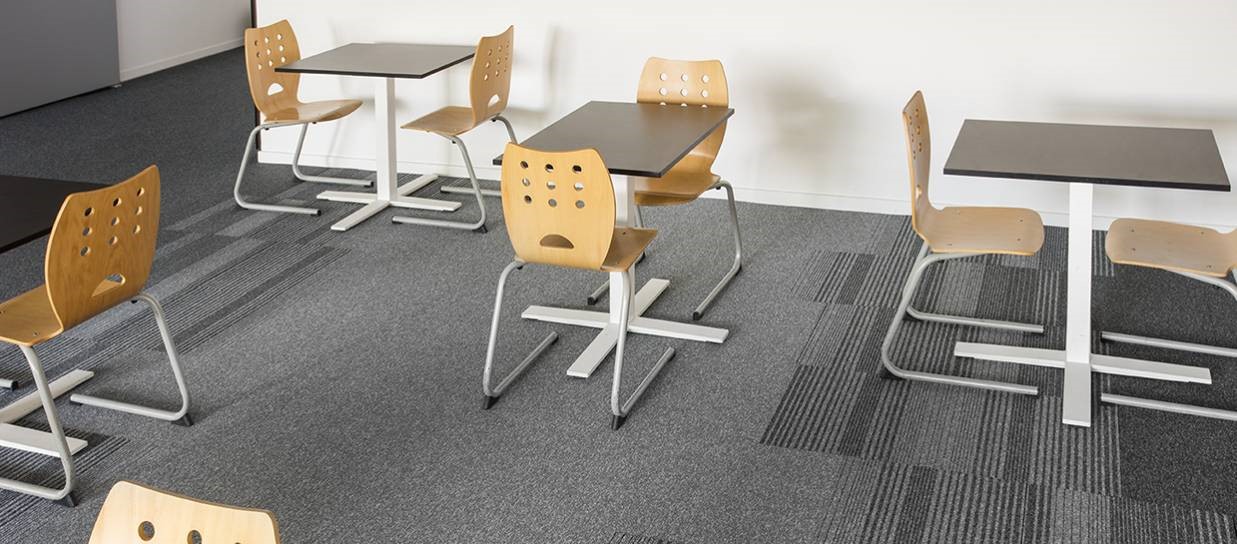 Balsan textilplattor för golv är moderna textilplattor med fransk design för alla typer av miljöer. Slitstart textilgolv för hotell, konferens & kontor.