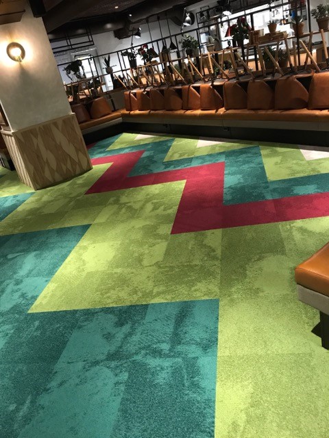 Balsan textilplattor för golv är moderna textilplattor med fransk design för alla typer av miljöer. Slitstart textilgolv för hotell, konferens & kontor.