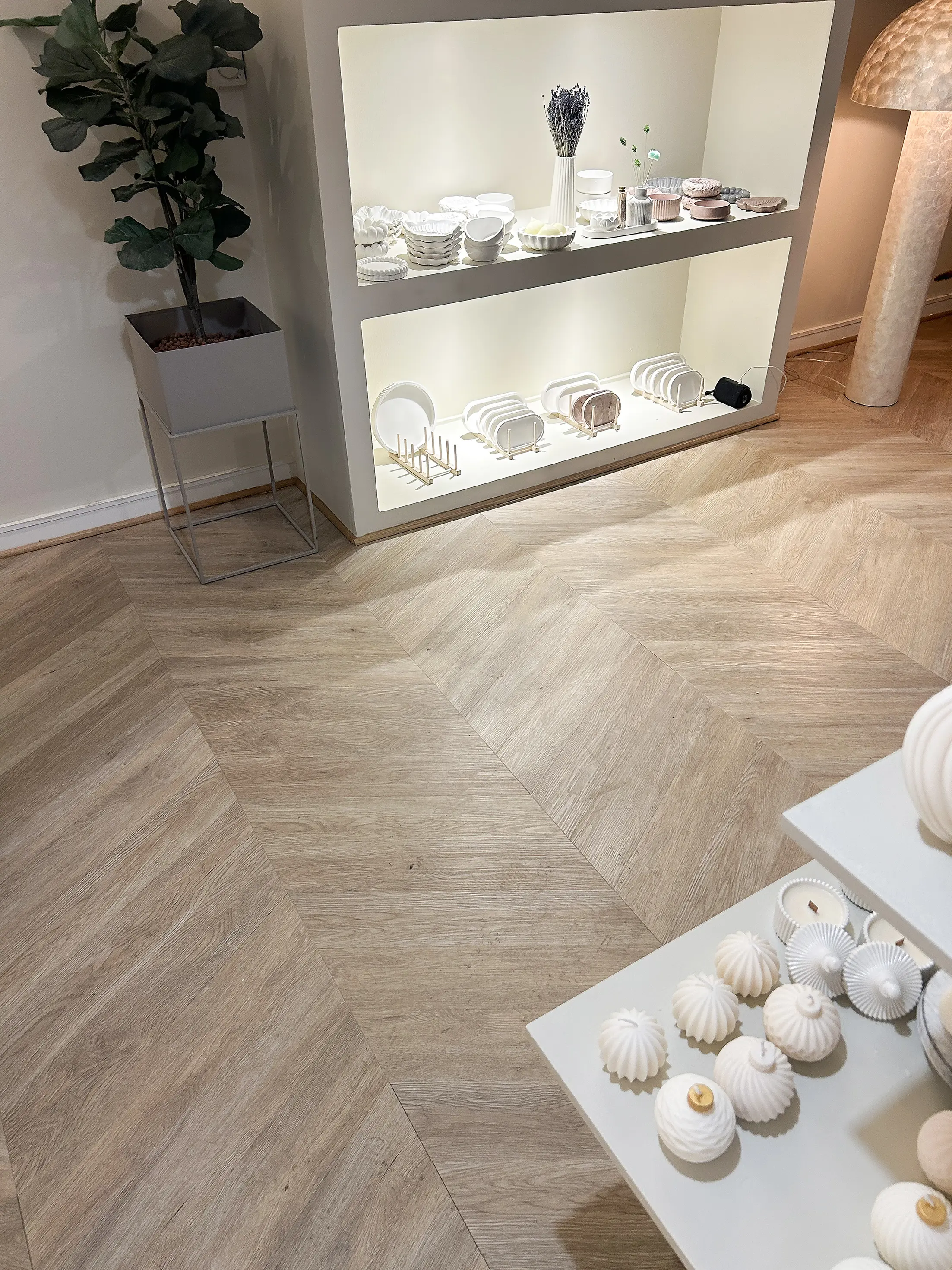 VinylPublic  - Select Oak Chevron - hållbart och slitstarkt LVT golv