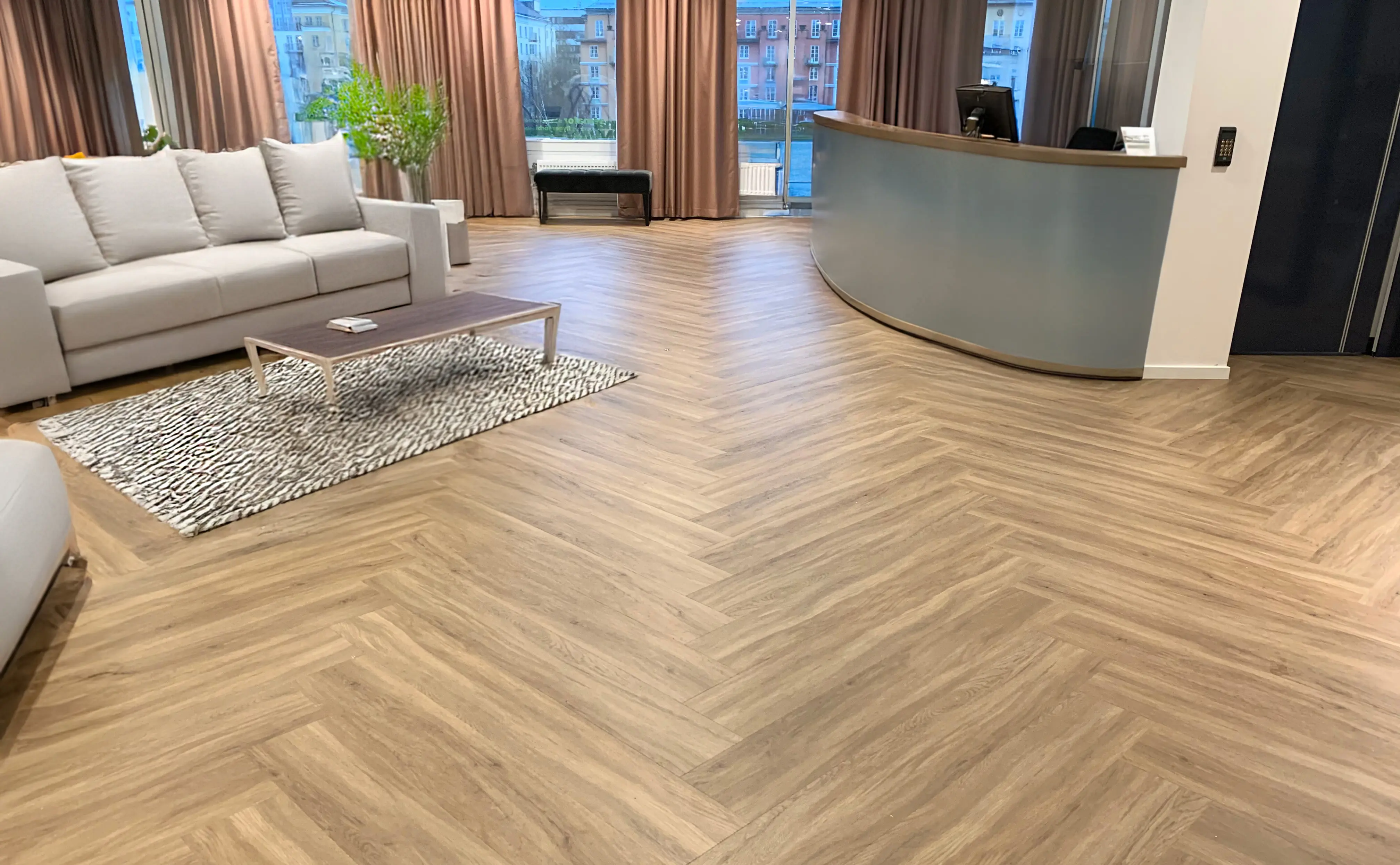 VinylPublic Fiskben - Antique Oak Herringbone - hållbart och slitstarkt LVT golv