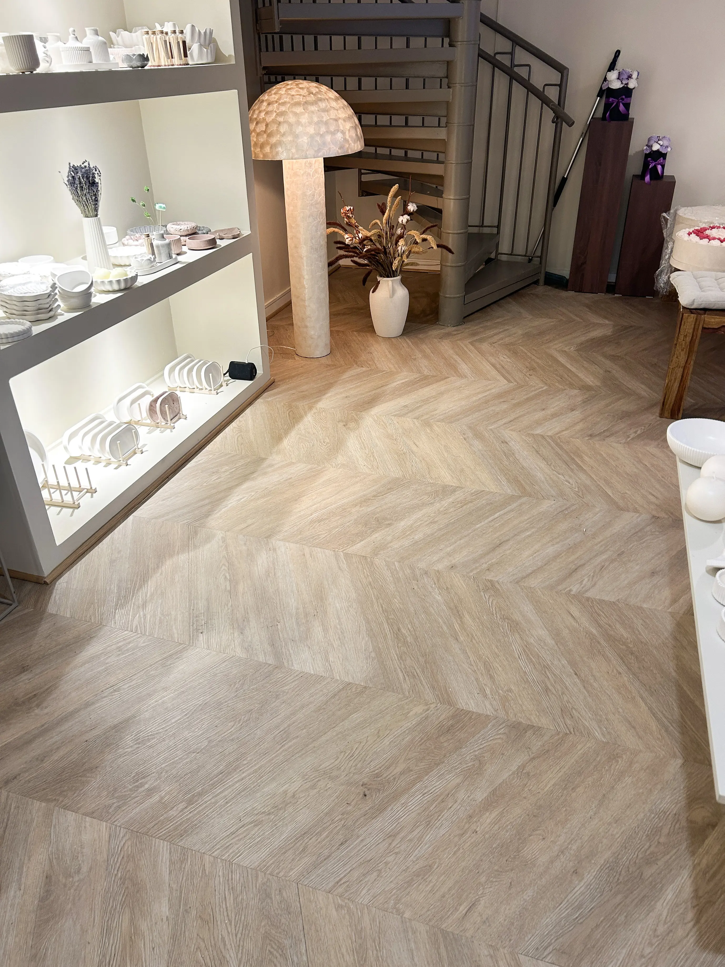 VinylPublic - Select Oak Chevron - hållbart och slitstarkt LVT golv