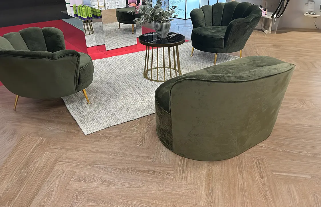 VinylPublic Fiskmen - Honey Oak Herringbone - hållbart och slitstarkt LVT golv