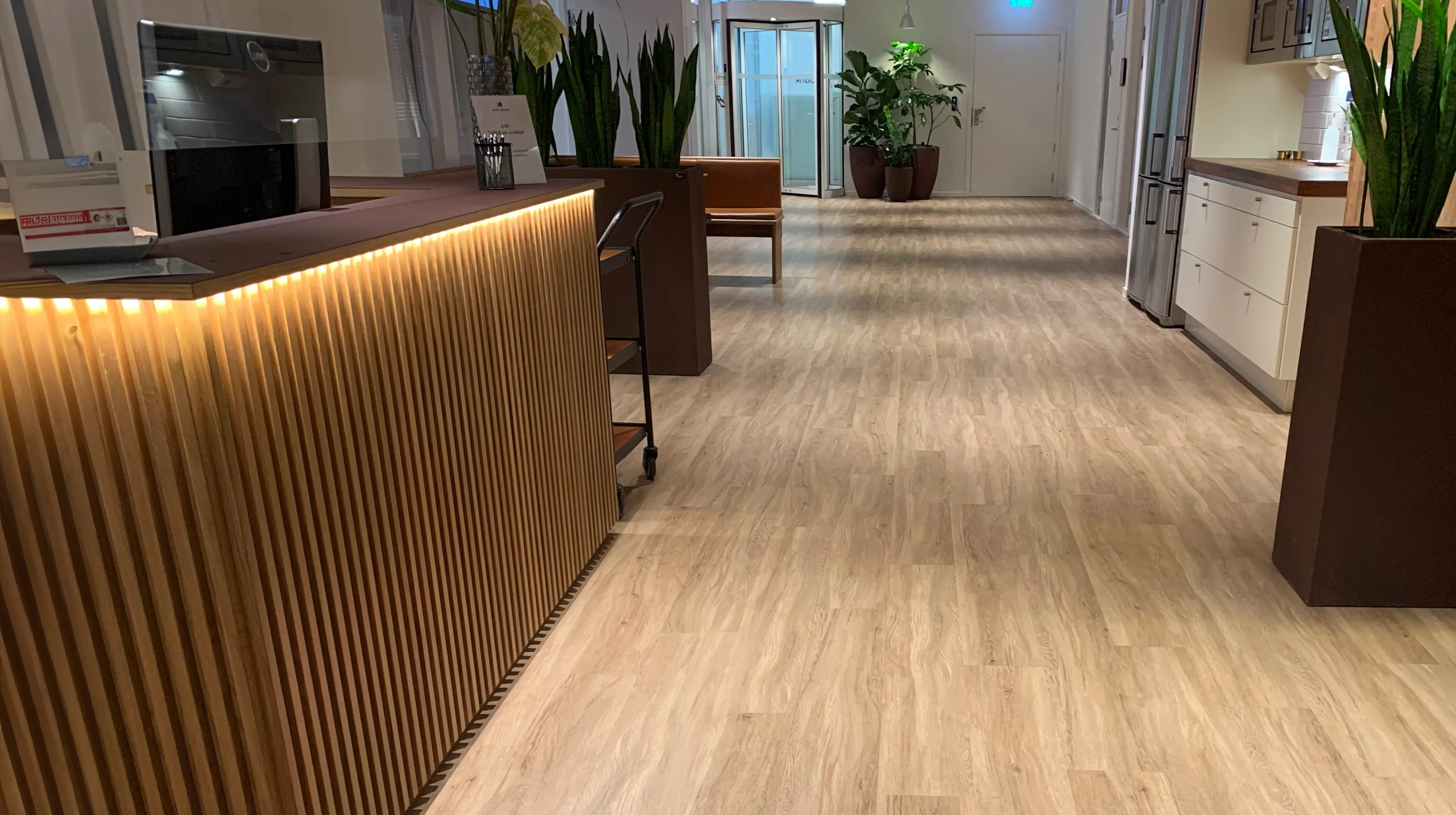Futura Public - Biobaserat miljögolv i ljus ek – hållbart och perfekt för reception och kontor