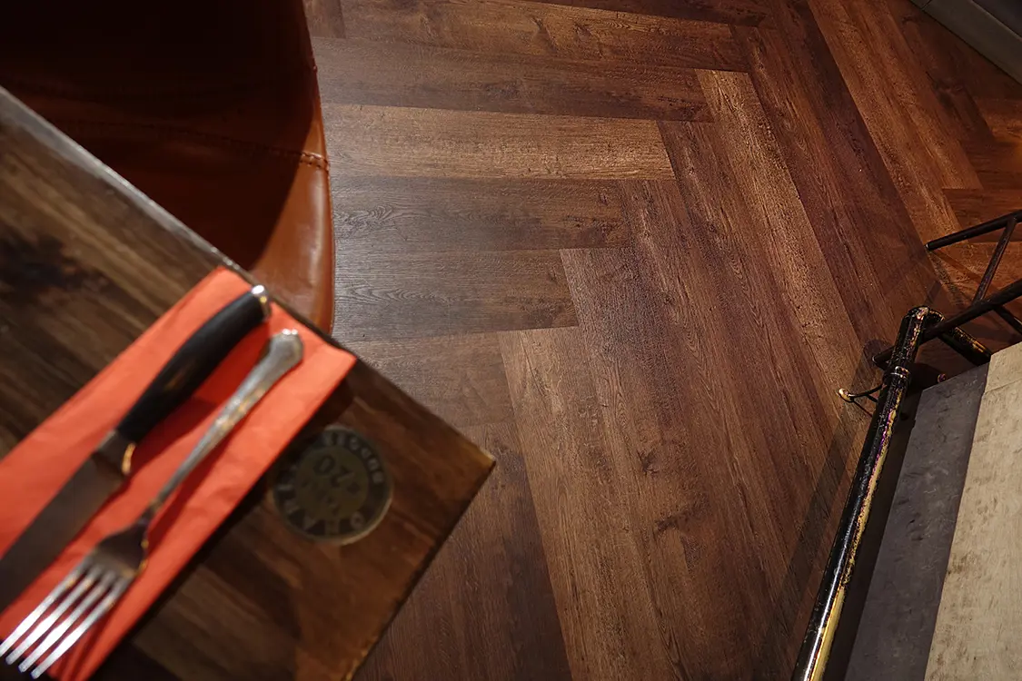 VinylPublic Fiskben - Rustic Tally Oak Herringbone - hållbart och slitstarkt LVT golv