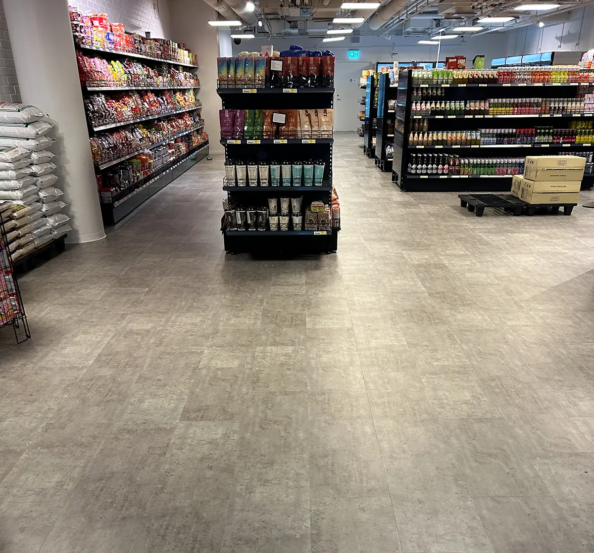 VinylPublic - Light Concrete - hållbart och slitstarkt LVT golv